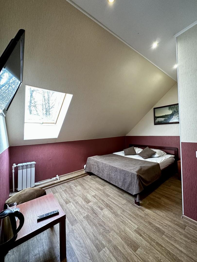 Двухместный (Номер Делюкс с 1 большой кроватью и отдельным 2-х спальным диваном)